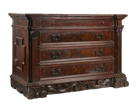 Cassettone in noce di struttura architettonica, fronte a tre cassetti con riser