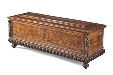 Cassapanca con coperchio e fianchi intarsiati a rosoni e volute fogliate, front