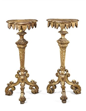 Coppia di gueridon in legno intagliato e dorato con decoro a volute fogliate, p