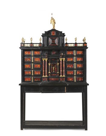 Monetiere in legno ebanizzato con inserti in tartaruga, fronte a struttura arch