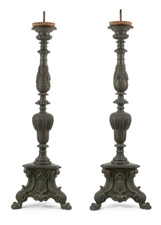 Coppia di grandi torciere in bronzo con montante decorato a festoni, base tripo
