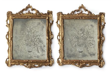 Coppia di specchiere con cornici di forma mossa in legno intagliato, traforato