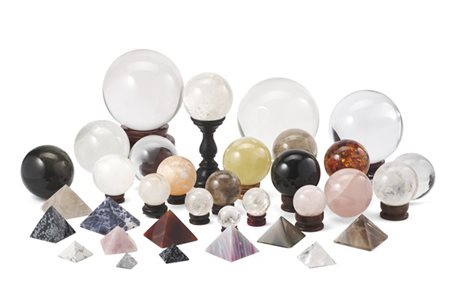 Collezione di numerose sfere e piramidi in cristallo, cristallo di rocca, quarz