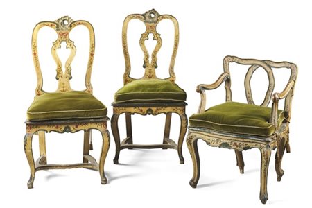 Parte di fornitura da salotto composta da due sedie e da una poltrona in legno