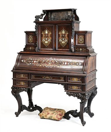Scrittoio in legni vari decorato da intarsi in ottone, madreperla e tartaruga,