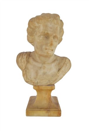 Antico busto femminile in marmo scolpito, poggiante su base in marmo giallo Sie