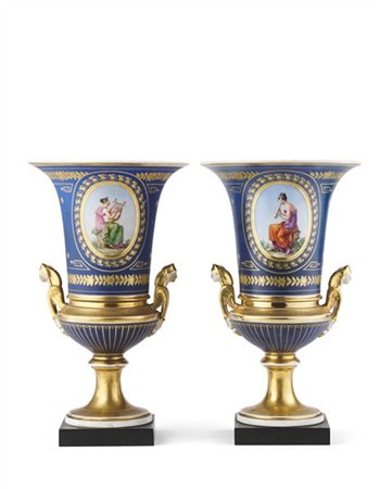 Manifattura francese, secolo XIX. Coppia di vasi a cratere in porcellana dipint
