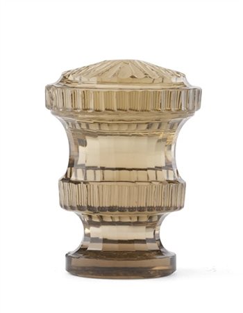 Sigillo in quarzo fumè sfaccettato con stemma araldico inciso alla base. Franci