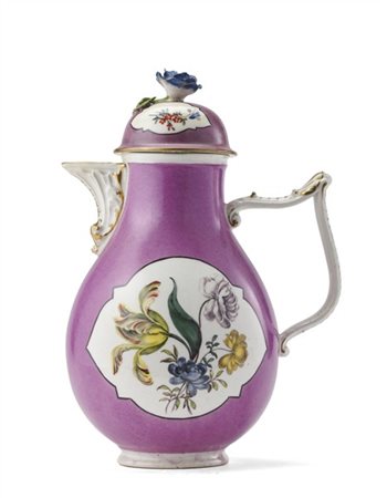 Manifattura di Meissen, 1750 circa. Caffettiera con coperchio in porcellana dip