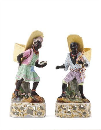 Manifattura Jacob Petit, Parigi, secolo XIX. Coppia di figure di moretti servit