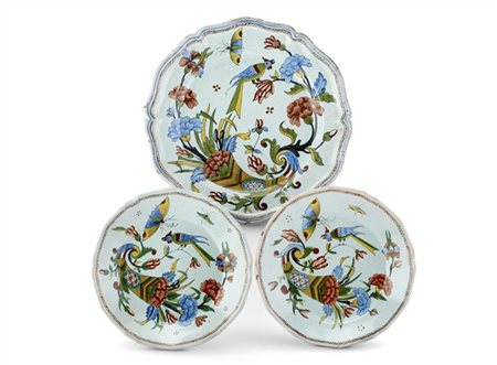 Manifattura francese, secolo XVIII. Due piattini in maiolica a profilo mistilin