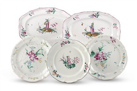 Manifattura italiana, secolo XVIII-XIX. Due vassoi in maiolica dipinti in polic