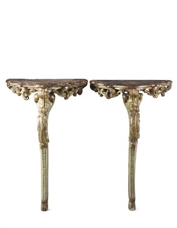 Coppia di piccole console con piani sagomati in legno laccato e dipinto a finto