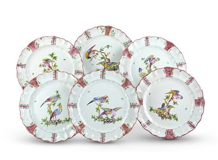 Manifattura francese, secolo XVIII. Gruppo di sei piatti in maiolica policroma