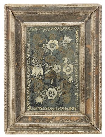 Manifattura veneziana, secolo XVIII. Piccola specchiera con cornice di forma re