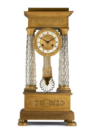 Richard.
Pendola a portico in bronzo dorato e cristallo molato. Quadrante a fas