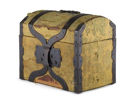 Piccolo forziere in legno rivestito in tessuto con parti in ferro forgiato. Tos