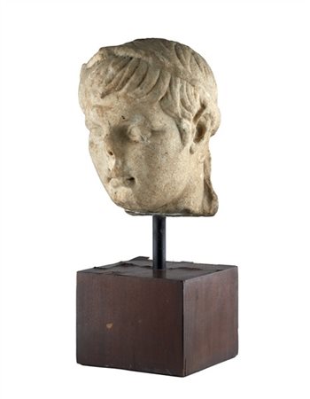 Antica testa di fanciullo in marmo scolpito (h. cm 21) su base in legno d'epoca