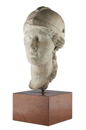 Antica testa di Atena in marmo scolpito. La dea della saggezza, delle arti e de