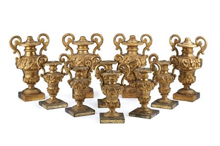 Arte del secolo XIX. Dieci portapalme in legno intagliato e frontalmente dorato