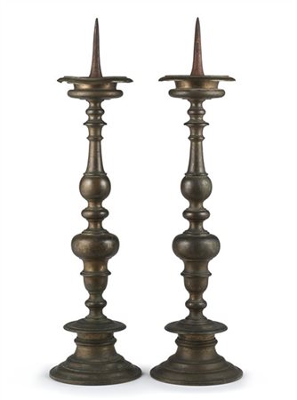 Fonditore del secolo XVI-XVII. Coppia di candelieri a balaustro con sostegno to