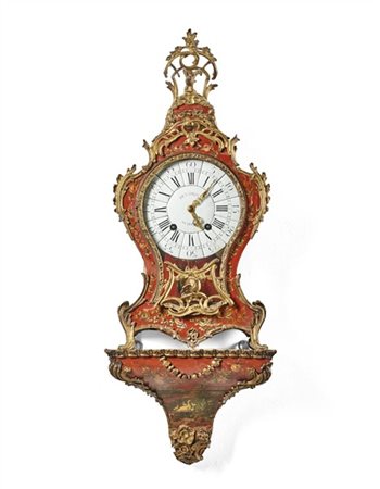 De La Motte a Chartre.
Pendola su mensola del tipo Neuchateloise laccata nei to