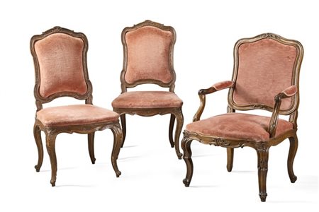 Parte di fornitura da salotto composta da coppia di sedie e poltrona in noce, s