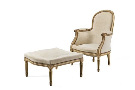 Chaise longue in legno intagliato e laccato con poltrona a pozzetto e poggiapie