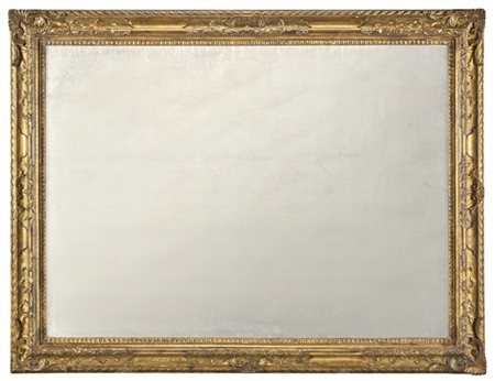 Grande specchio di forma rettangolare con cornice in legno intagliato e dorato