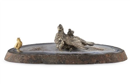 Arte del secolo XX. Fetta d'agata decorata da volatili a tutto tondo in argento