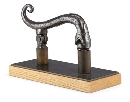 Arte del secolo XVII. Battente in ferro forgiato e inciso sagomato a forma di d