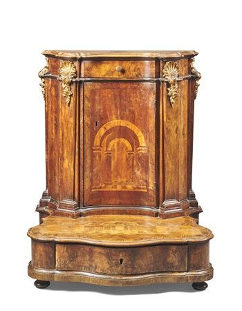 Inginocchiatoio in noce lastronato e intarsiato in legni di varie essenze di fo