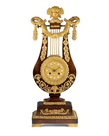 Pendola d'appoggio in legno e bronzo dorato con cassa a forma di lira, quadrant