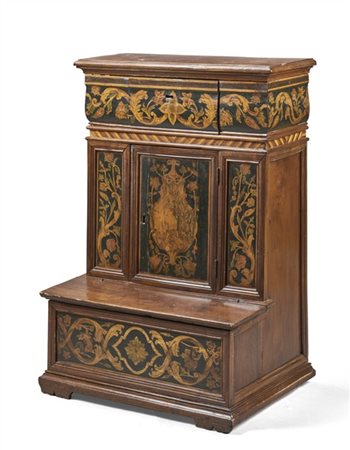 Inginocchiatoio in noce intagliato, intarsiato con decoro a girali di foglie e