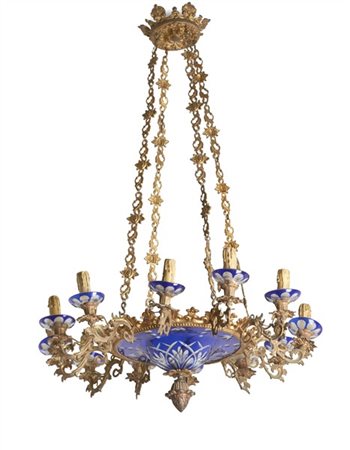 Manifattura di Boemia, secolo XIX. Lampadario a dodici luci in metallo dorato c