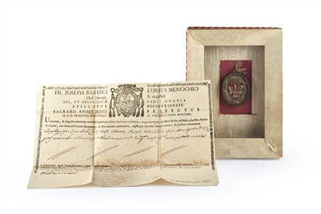 Teca reliquiaria in metallo contenente numerose reliquie di Santi ed un pezzo d