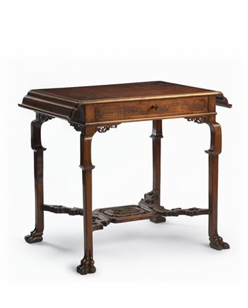 Ambito di Gabriel Viardot, Parigi, fine secolo XIX. Tavolo in legno di sicomoro