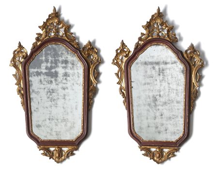 Coppia di specchiere di forma sagomata con cornice in legno laccato e dorato co