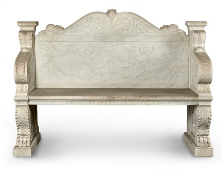 Panca in marmo bianco in stile pompeiano con schienale sagomato scolpito a bass