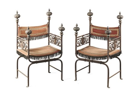 Coppia di antichi faldistori in ferro battuto con pinnacoli in bronzo decorati