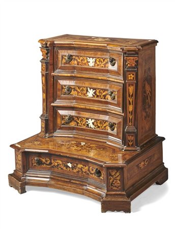 Inginocchiatoio in noce filettato in legni chiari, fronte a tre cassetti decora