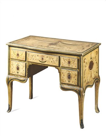 Scrivania da centro in legno laccato con piano sagomato, fronte a cinque casset