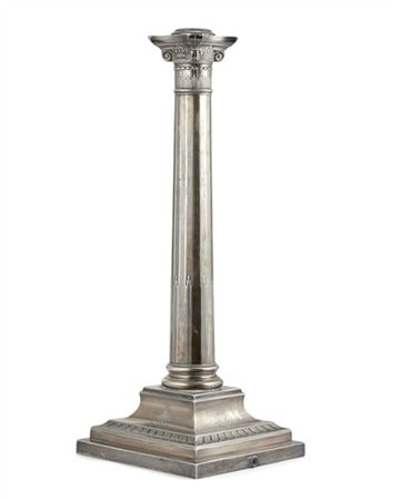 Candeliere in argento con fusto a colonna sfaccettata poggiante su base squadra