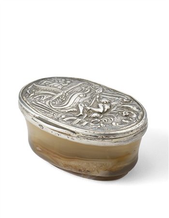 Tabacchiera di forma ovale in agata con coperchio in argento fuso decorato da s