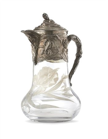 Brocca in vetro inciso a motivi vegetali con ghiera e ansa in argento sbalzato