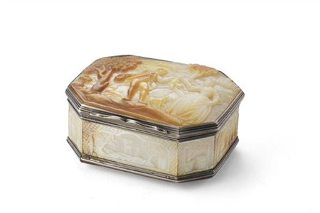 Tabacchiera di forma ottagonale con ghiera e chiusure in argento e vermeil, cop