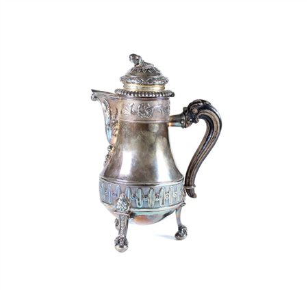 Caffettiera in argento decorata a sbalzo da baccellature e motivi vegetali, cop