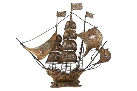 Modello di caravella spagnola a tutto tondo in filigrana d'argento dorato e sma