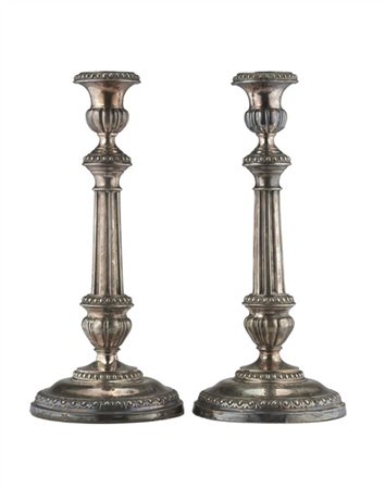 Coppia di candelieri in argento con fusto a colonna scanalata decorata a motivi