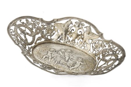 Cesto in argento con bordura traforata, incisa e sbalzata a grifoni, vasi e vol